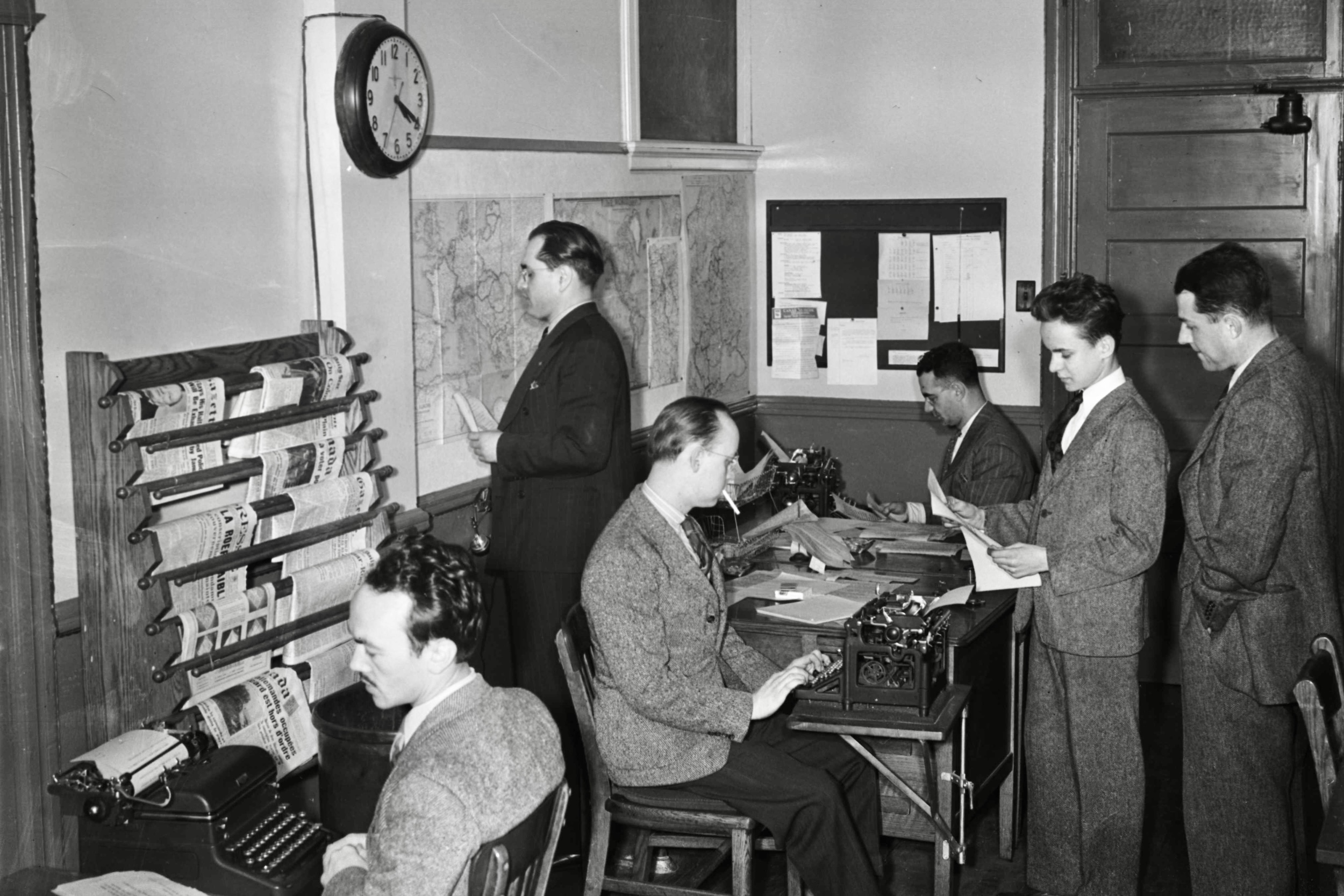 Journalists in the Radio-Canada/CBC newsroom in Montreal, 30 November 1944 (Conrad Poirier, Bibliothèque et Archives nationales du Québec, Wikimedia Commons).